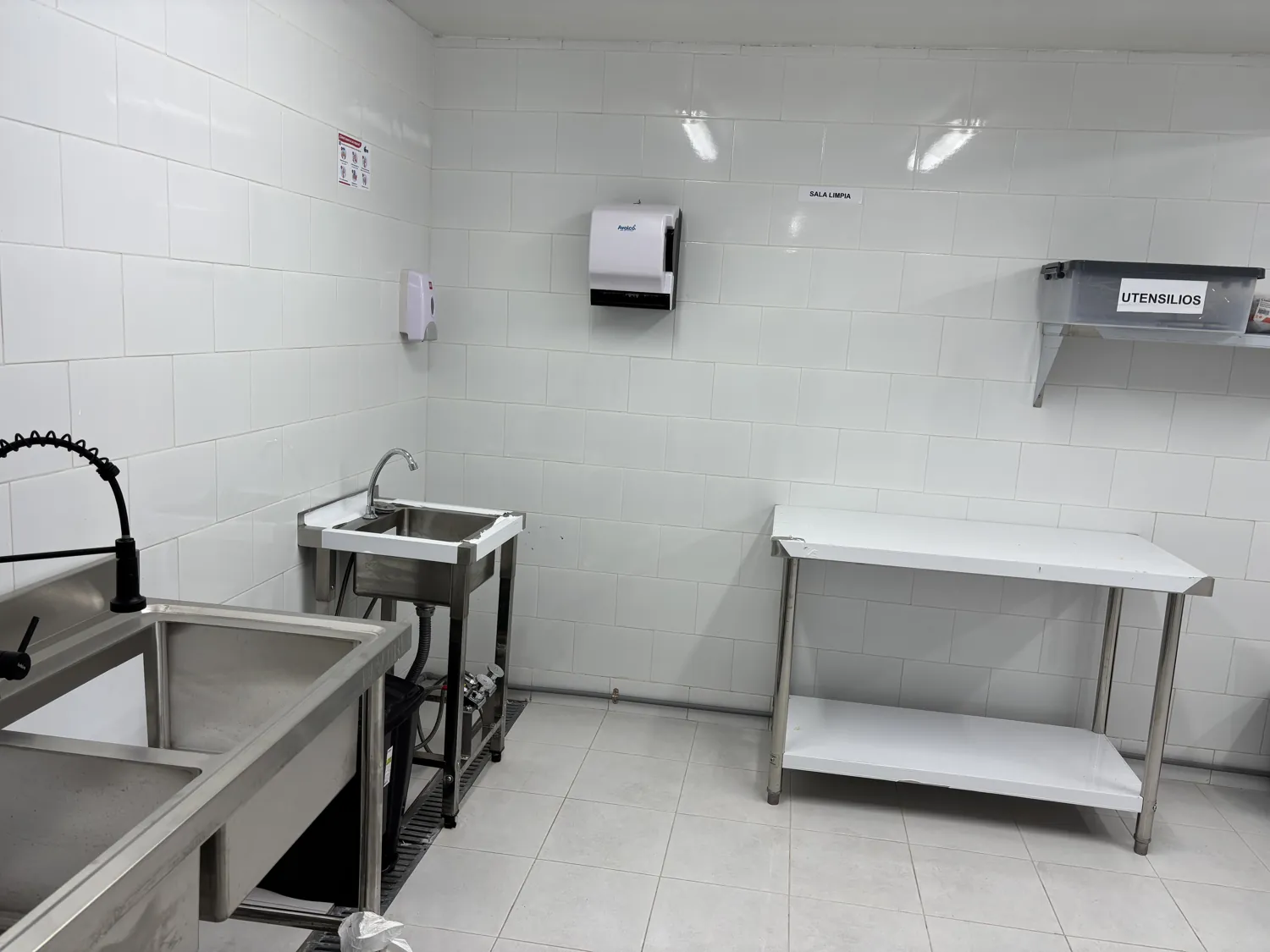 Área limpia de la planta, con lavaderos de acero inoxidable y mesa de trabajo