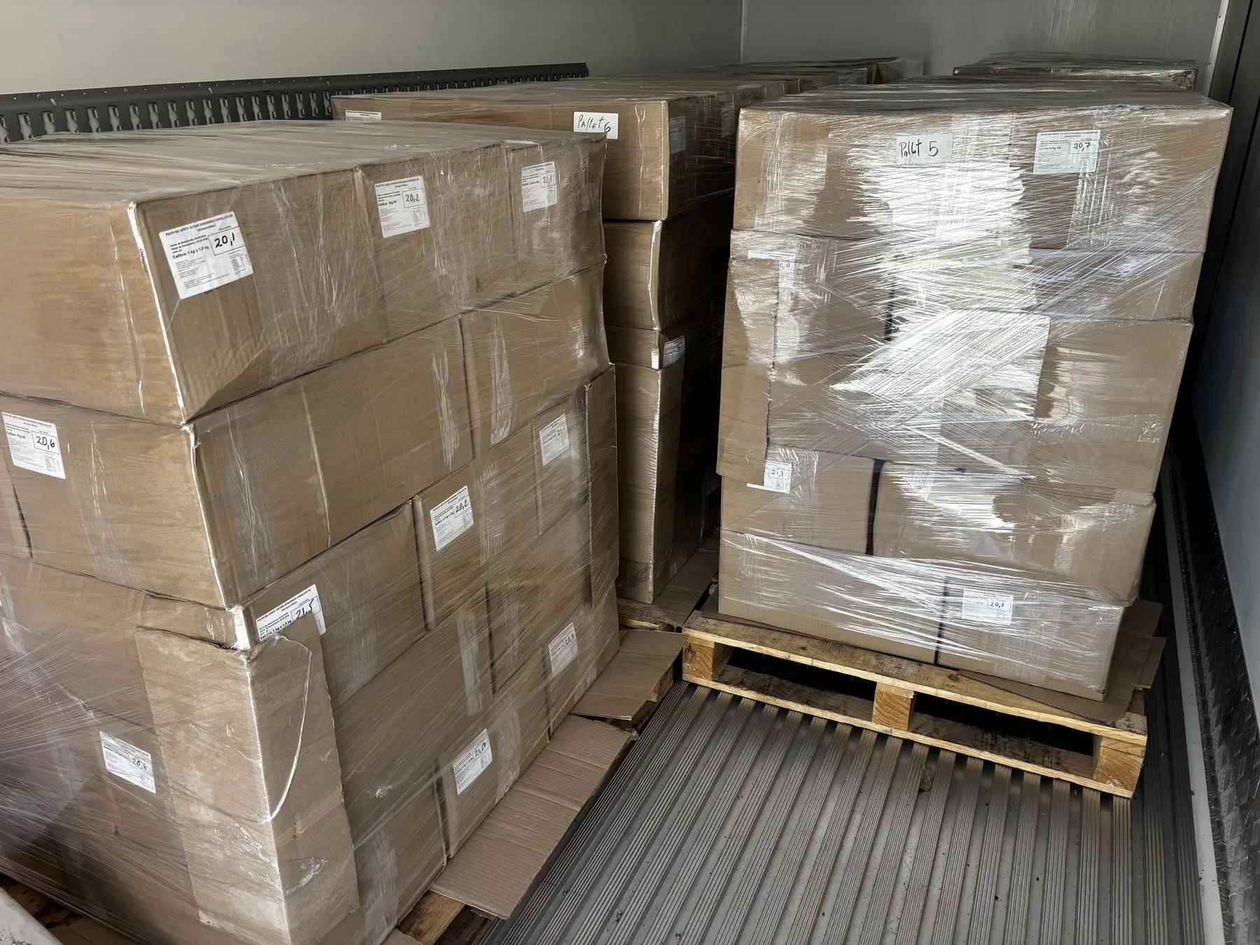 Camión refrigerado propio de Mariscos Maluko en andén de carga